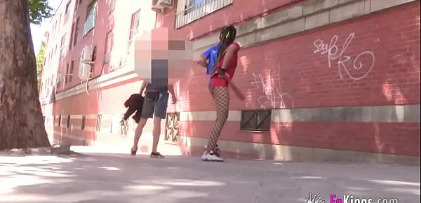  Cosplayer accepts the challenge and seduces random dudes in the street